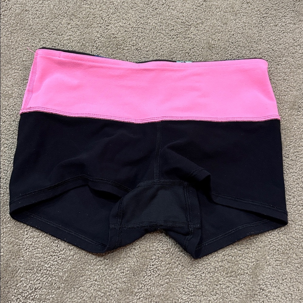 lululemon athletica reversible Women's Black and Blue Floral Shorts - Picture 2 of 2